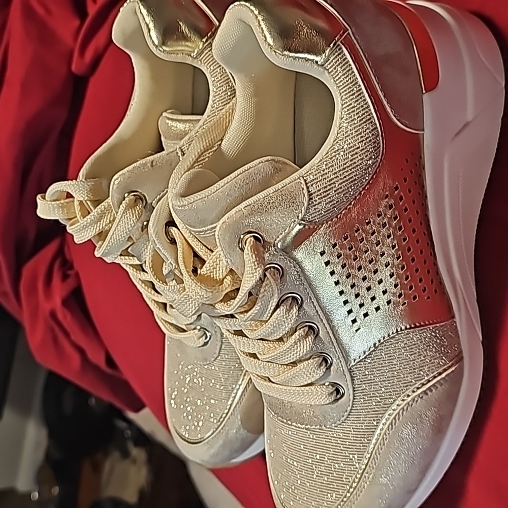 Woman tennis shoe